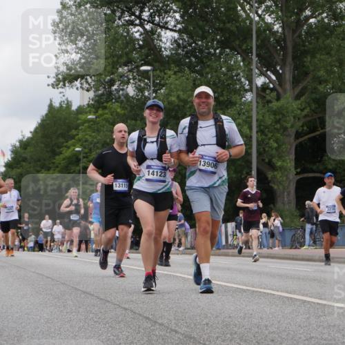 29.06.2025 - hella hamburg halbmarathon Luisa Fischer http://msf.ph/oto/8477897 29.06.2025 10:48:07 Kennedybrücke 13261, 14091, 6002, 13115, 14123, 13906, 3238, 3506, 1273, 1685, 1713, 3238, 3506, 6922, 7541, 7610, 7818, 10223, 10303, 10304 meine-sportfotos.de