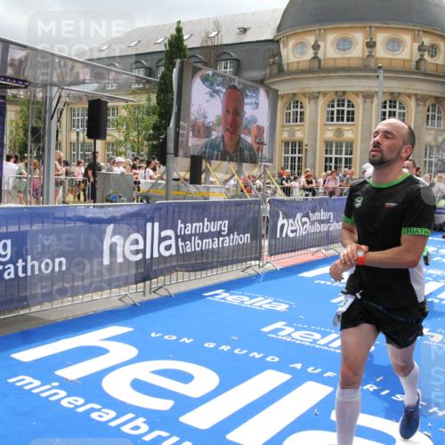 29.06.2025 - hella hamburg halbmarathon Michael Strokosch http://msf.ph/oto/8477916 29.06.2025 10:39:57 Ziel 1603, 2525, 2563, 2573, 3626, 4766, 6149, 7981, 8467, 8574, 11714, 15421, 15813 meine-sportfotos.de