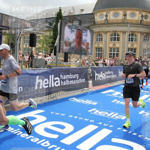 29.06.2025 - hella hamburg halbmarathon Michael Strokosch http://msf.ph/oto/8477948 29.06.2025 10:39:58 Ziel 1603, 2525, 2563, 2573, 3626, 4766, 5375, 6149, 7981, 8467, 8574, 11714, 15421, 15813 meine-sportfotos.de