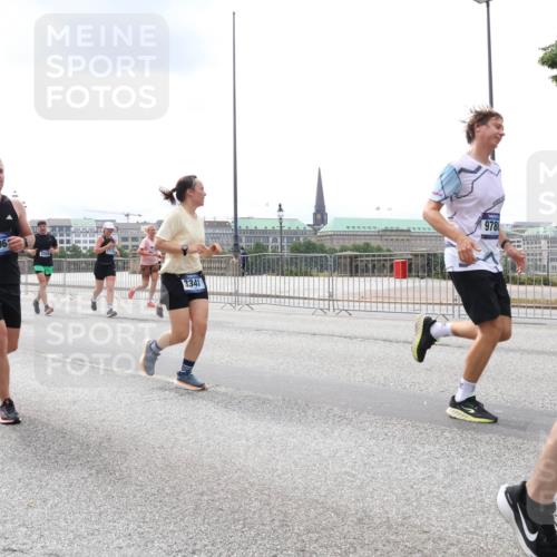 29.06.2025 - hella hamburg halbmarathon Lena Gebhardt http://msf.ph/oto/8477963 29.06.2025 10:33:25 Lombardsbrücke 9591, 1596, 3341, 978, 1324, 1764, 1995, 2038, 2054, 2085, 2342, 2776, 2838, 2959, 3170, 3341, 3391, 3560, 3812, 3871, 4030, 4096, 4164, 4361, 4433, 4445, 4449, 4555, 4650, 5075, 5096, 5110, 5141, 5180, 5569, 5581, 5917, 6109, 6773, 6854, 6999, 7653, 7705, 7982, 8021, 8157, 8282, 8595, 8891, 9143, 9234, 9258, 9289, 9438, 9471, 9591, 9592, 9750, 9768, 9780, 9799, 11229, 11260, 11713, 11811, 11826, 12039, 14305, 14743, 15951 meine-sportfotos.de