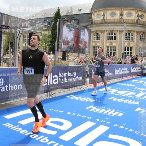 29.06.2025 - hella hamburg halbmarathon Michael Strokosch http://msf.ph/oto/8478014 29.06.2025 10:40:01 Ziel 1603, 2563, 3626, 4766, 5050, 5375, 6080, 7981, 8467, 8574, 15421 meine-sportfotos.de