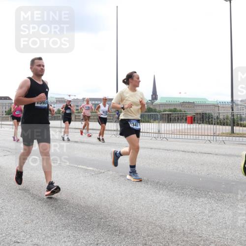 29.06.2025 - hella hamburg halbmarathon Lena Gebhardt http://msf.ph/oto/8478030 29.06.2025 10:33:25 Lombardsbrücke 955, 9591, 964, 17135, 1122, 341, 1324, 1764, 1995, 2038, 2054, 2085, 2342, 2776, 2838, 2959, 3170, 3341, 3391, 3560, 3812, 3871, 4030, 4096, 4164, 4361, 4433, 4445, 4449, 4555, 4650, 5075, 5096, 5110, 5141, 5180, 5569, 5581, 5917, 6109, 6773, 6854, 6999, 7653, 7705, 7982, 8021, 8157, 8282, 8595, 8891, 9143, 9234, 9258, 9289, 9438, 9471, 9591, 9592, 9750, 9768, 9780, 9799, 11229, 11260, 11713, 11811, 11826, 12039, 14305, 14743, 15951 meine-sportfotos.de