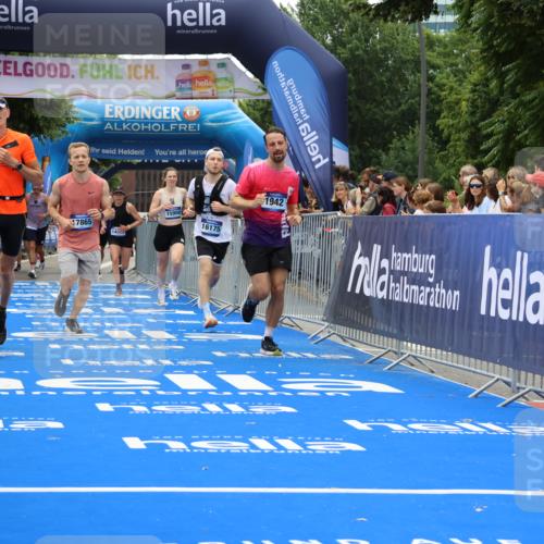 29.06.2025 - hella hamburg halbmarathon Strokosch-Dieckow http://msf.ph/oto/8478032 29.06.2025 10:46:40 Ziel 1920, 1942, 3976, 6630, 9051, 11858, 13525, 13554, 14541, 15026, 15133, 15206, 15714, 15900, 16175, 17353, 17669, 17743, 17865, 18297, 19128 meine-sportfotos.de