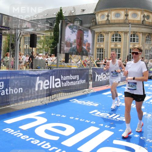 29.06.2025 - hella hamburg halbmarathon Michael Strokosch http://msf.ph/oto/8478048 29.06.2025 10:40:03 Ziel 2826, 3626, 5050, 5375, 6080, 7981, 8467, 8574, 12091, 13514, 15421, 17973 meine-sportfotos.de