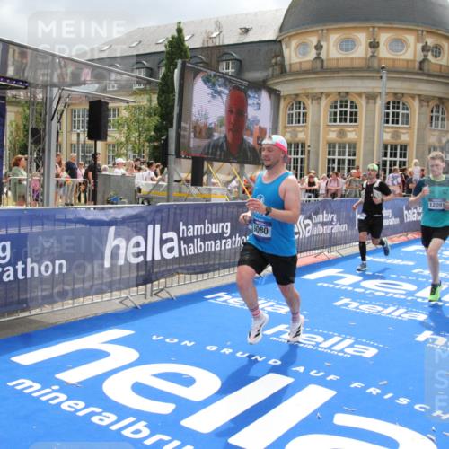 29.06.2025 - hella hamburg halbmarathon Michael Strokosch http://msf.ph/oto/8478097 29.06.2025 10:40:08 Ziel 2826, 5007, 5050, 5508, 6080, 8933, 12091, 13514, 15424, 17973 meine-sportfotos.de