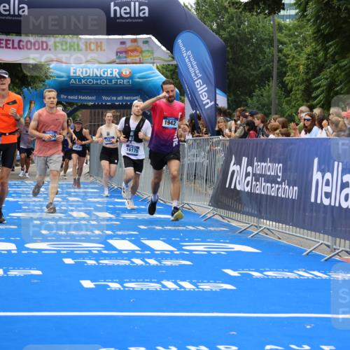 29.06.2025 - hella hamburg halbmarathon Strokosch-Dieckow http://msf.ph/oto/8478136 29.06.2025 10:46:40 Ziel 1920, 1942, 3976, 6630, 9051, 11858, 13525, 13554, 14541, 15026, 15133, 15206, 15714, 15900, 16175, 17353, 17669, 17743, 17865, 18297, 19128 meine-sportfotos.de