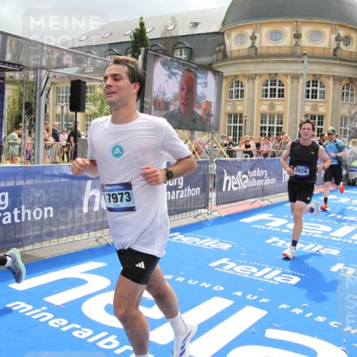 29.06.2025 - hella hamburg halbmarathon Michael Strokosch http://msf.ph/oto/8478160 29.06.2025 10:40:10 Ziel 2826, 4381, 5007, 5050, 5508, 5916, 6080, 7495, 8933, 12091, 13514, 15424, 17973 meine-sportfotos.de