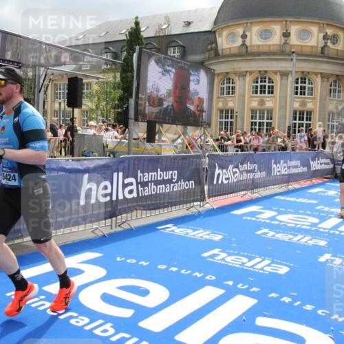 29.06.2025 - hella hamburg halbmarathon Michael Strokosch http://msf.ph/oto/8478220 29.06.2025 10:40:12 Ziel 2826, 3547, 4381, 5007, 5409, 5508, 5916, 7495, 8933, 10968, 11731, 13514, 13667, 15424, 18979 meine-sportfotos.de