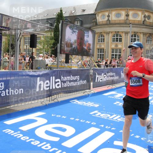 29.06.2025 - hella hamburg halbmarathon Michael Strokosch http://msf.ph/oto/8478267 29.06.2025 10:40:14 Ziel 3547, 4381, 5007, 5409, 5410, 5508, 5916, 7495, 8465, 8933, 10968, 11731, 12704, 13667, 15424, 18614, 18979 meine-sportfotos.de