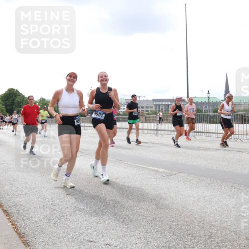 29.06.2025 - hella hamburg halbmarathon Lena Gebhardt http://msf.ph/oto/8478303 29.06.2025 10:33:26 Lombardsbrücke 1324, 1764, 1995, 2038, 2054, 2085, 2342, 2776, 2838, 2959, 3170, 3341, 3391, 3560, 3812, 3871, 4030, 4096, 4164, 4361, 4433, 4445, 4449, 4650, 5075, 5096, 5110, 5141, 5180, 5569, 5581, 5917, 6109, 6773, 6854, 6999, 7653, 7705, 7982, 8021, 8157, 8282, 8595, 8891, 9143, 9234, 9258, 9289, 9438, 9471, 9591, 9592, 9750, 9780, 9799, 11229, 11260, 11713, 11811, 11826, 12039, 14305, 14743, 15951 meine-sportfotos.de