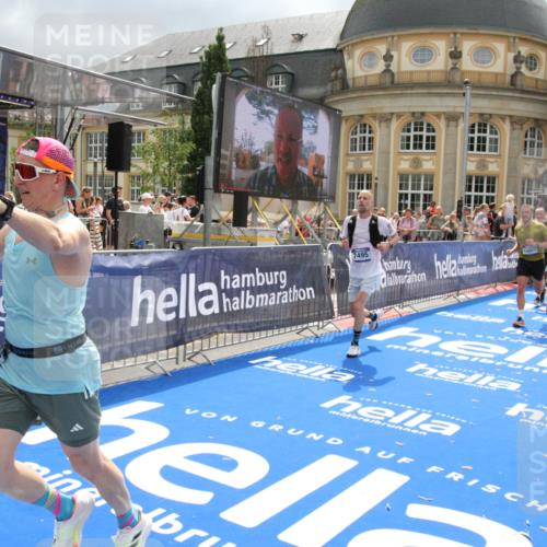 29.06.2025 - hella hamburg halbmarathon Michael Strokosch http://msf.ph/oto/8478329 29.06.2025 10:40:15 Ziel 3547, 4381, 5007, 5409, 5410, 5508, 5803, 5916, 7495, 8465, 8933, 10968, 11731, 12704, 13667, 14699, 18614, 18979 meine-sportfotos.de