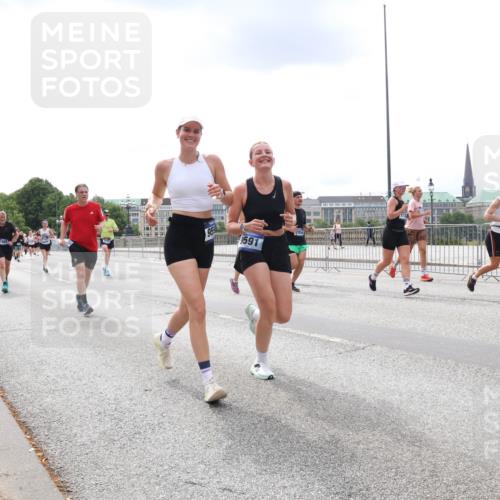 29.06.2025 - hella hamburg halbmarathon Lena Gebhardt http://msf.ph/oto/8478350 29.06.2025 10:33:26 Lombardsbrücke 95, 9591, 1324, 1764, 1995, 2038, 2054, 2085, 2342, 2776, 2838, 2959, 3170, 3341, 3391, 3560, 3812, 3871, 4030, 4096, 4164, 4361, 4433, 4445, 4449, 4650, 5075, 5096, 5110, 5141, 5180, 5569, 5581, 5917, 6109, 6773, 6854, 6999, 7653, 7705, 7982, 8021, 8157, 8282, 8595, 8891, 9143, 9234, 9258, 9289, 9438, 9471, 9591, 9592, 9750, 9780, 9799, 11229, 11260, 11713, 11811, 11826, 12039, 14305, 14743, 15951 meine-sportfotos.de