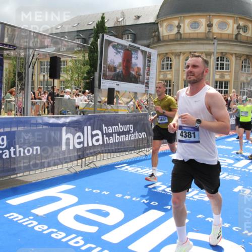 29.06.2025 - hella hamburg halbmarathon Michael Strokosch http://msf.ph/oto/8478372 29.06.2025 10:40:17 Ziel 3547, 4381, 5007, 5409, 5410, 5508, 5803, 5916, 7495, 8465, 10968, 11731, 12704, 13667, 14699, 18614, 18979 meine-sportfotos.de