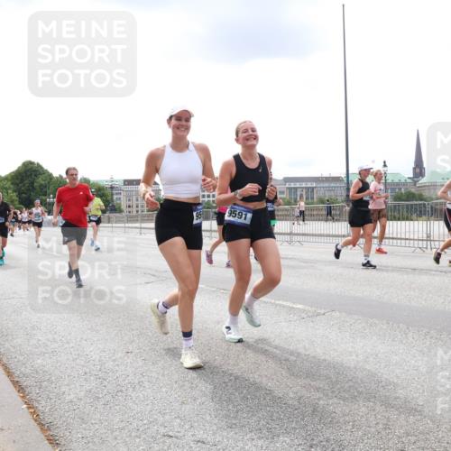 29.06.2025 - hella hamburg halbmarathon Lena Gebhardt http://msf.ph/oto/8478381 29.06.2025 10:33:26 Lombardsbrücke 3812, 1995, 9591, 1324, 1764, 1995, 2038, 2054, 2085, 2342, 2776, 2838, 2959, 3170, 3341, 3391, 3560, 3812, 3871, 4030, 4096, 4164, 4361, 4433, 4445, 4449, 4650, 5075, 5096, 5110, 5141, 5180, 5569, 5581, 5917, 6109, 6773, 6854, 6999, 7653, 7705, 7982, 8021, 8157, 8282, 8595, 8891, 9143, 9234, 9258, 9289, 9438, 9471, 9591, 9592, 9750, 9780, 9799, 11229, 11260, 11713, 11811, 11826, 12039, 14305, 14743, 15951 meine-sportfotos.de