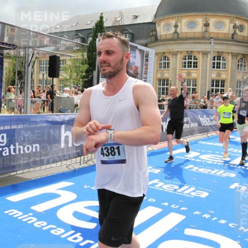 29.06.2025 - hella hamburg halbmarathon Michael Strokosch http://msf.ph/oto/8478385 29.06.2025 10:40:17 Ziel 3547, 4381, 5007, 5409, 5410, 5508, 5803, 5916, 7495, 8465, 10968, 11731, 12704, 13667, 14699, 18614, 18979 meine-sportfotos.de