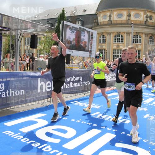 29.06.2025 - hella hamburg halbmarathon Michael Strokosch http://msf.ph/oto/8478404 29.06.2025 10:40:18 Ziel 3547, 4381, 5409, 5410, 5803, 5916, 7495, 8465, 10968, 11731, 12704, 13667, 14699, 18614, 18979 meine-sportfotos.de