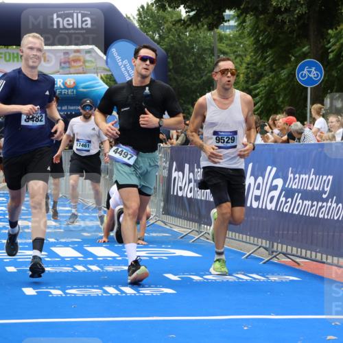 29.06.2025 - hella hamburg halbmarathon Strokosch-Dieckow http://msf.ph/oto/8478433 29.06.2025 10:46:30 Ziel 2222, 2842, 4237, 4497, 5459, 6421, 6978, 7335, 8482, 8981, 9051, 9232, 9386, 9529, 9786, 11185, 11773, 12891, 13525, 13554, 14045, 14228, 14482, 15026, 15133, 15157, 15206, 17281, 17461, 18637, 18882, 19209 meine-sportfotos.de