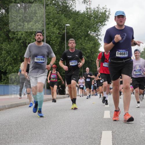 29.06.2025 - hella hamburg halbmarathon Luisa Fischer http://msf.ph/oto/8478456 29.06.2025 10:48:36 Kennedybrücke 16244, 15809, 16101, 1219, 14681, 14777, 13, 3570, 1774, 75, 1774, 1798, 2779, 3570, 4275, 4337, 4388, 5099, 5949, 6888, 7859, 8907, 10668 meine-sportfotos.de