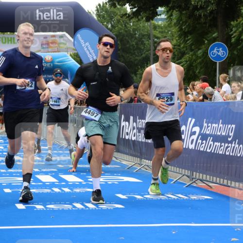 29.06.2025 - hella hamburg halbmarathon Strokosch-Dieckow http://msf.ph/oto/8478462 29.06.2025 10:46:30 Ziel 2222, 2842, 4237, 4497, 5459, 6421, 6978, 7335, 8482, 8981, 9051, 9232, 9386, 9529, 9786, 11185, 11773, 12891, 13525, 13554, 14045, 14228, 14482, 15026, 15133, 15157, 15206, 17281, 17461, 18637, 18882, 19209 meine-sportfotos.de