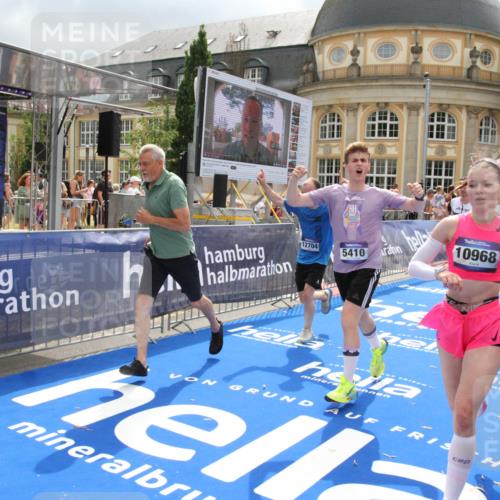 29.06.2025 - hella hamburg halbmarathon Michael Strokosch http://msf.ph/oto/8478463 29.06.2025 10:40:20 Ziel 3547, 5409, 5410, 5803, 8465, 10968, 11731, 12704, 13667, 14699, 18614, 18979 meine-sportfotos.de