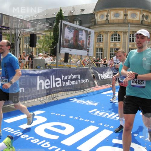 29.06.2025 - hella hamburg halbmarathon Michael Strokosch http://msf.ph/oto/8478480 29.06.2025 10:40:20 Ziel 3547, 5409, 5410, 5803, 8465, 10968, 11731, 12704, 13667, 14699, 18614, 18979 meine-sportfotos.de