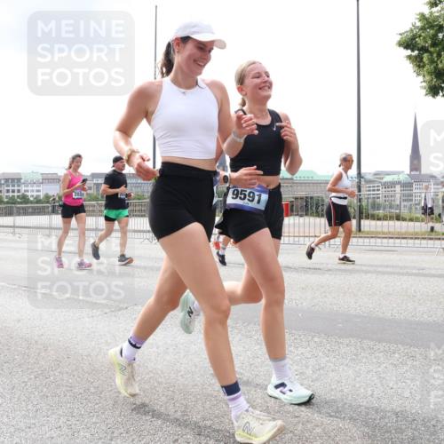 29.06.2025 - hella hamburg halbmarathon Lena Gebhardt http://msf.ph/oto/8478518 29.06.2025 10:33:27 Lombardsbrücke 9591, 203, 1189, 1275, 1324, 1764, 1995, 2038, 2054, 2085, 2342, 2776, 2838, 2959, 3170, 3341, 3391, 3560, 3812, 3871, 4030, 4096, 4164, 4361, 4433, 4445, 4449, 4650, 4696, 5075, 5096, 5110, 5141, 5180, 5557, 5569, 5581, 5917, 6109, 6773, 6854, 6999, 7653, 7705, 7982, 8021, 8157, 8282, 8595, 8891, 9143, 9234, 9258, 9289, 9438, 9591, 9592, 9750, 9780, 9799, 11229, 11260, 11713, 11811, 11826, 12039, 14305, 14743, 15951 meine-sportfotos.de