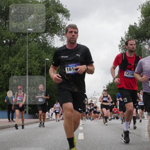 29.06.2025 - hella hamburg halbmarathon Luisa Fischer http://msf.ph/oto/8478531 29.06.2025 10:48:39 Kennedybrücke 15809, 13039, 161, 1219, 3570, 14325, 27, 13, 1774, 16793, 1774, 2550, 2779, 3570, 4275, 4337, 5099, 5949, 7859, 10668, 10727 meine-sportfotos.de