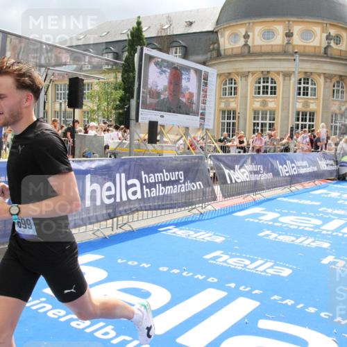 29.06.2025 - hella hamburg halbmarathon Michael Strokosch http://msf.ph/oto/8478556 29.06.2025 10:40:22 Ziel 5410, 5803, 8370, 8465, 12704, 14699, 17916, 18614 meine-sportfotos.de