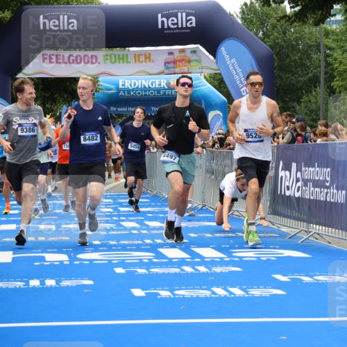 29.06.2025 - hella hamburg halbmarathon Strokosch-Dieckow http://msf.ph/oto/8478596 29.06.2025 10:46:29 Ziel 2222, 2842, 4237, 4497, 5459, 6421, 6978, 7335, 8482, 8981, 9051, 9232, 9386, 9529, 9786, 11185, 11773, 12891, 13525, 14045, 14228, 14482, 15133, 15157, 15206, 16127, 17281, 17461, 18637, 18882, 19209 meine-sportfotos.de