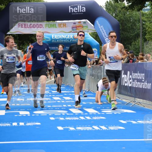 29.06.2025 - hella hamburg halbmarathon Strokosch-Dieckow http://msf.ph/oto/8478623 29.06.2025 10:46:30 Ziel 2222, 2842, 4237, 4497, 5459, 6421, 6978, 7335, 8482, 8981, 9051, 9232, 9386, 9529, 9786, 11185, 11773, 12891, 13525, 13554, 14045, 14228, 14482, 15026, 15133, 15157, 15206, 17281, 17461, 18637, 18882, 19209 meine-sportfotos.de