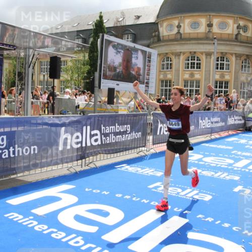 29.06.2025 - hella hamburg halbmarathon Michael Strokosch http://msf.ph/oto/8478709 29.06.2025 10:40:32 Ziel 6649, 7284, 8966, 10978, 11767, 12365, 12540, 14924, 15164, 15247, 17214, 17245, 18192 meine-sportfotos.de