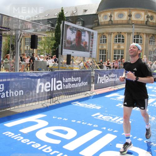 29.06.2025 - hella hamburg halbmarathon Michael Strokosch http://msf.ph/oto/8478747 29.06.2025 10:40:33 Ziel 6649, 7284, 8966, 10978, 11767, 12365, 12540, 14924, 15164, 15247, 17214, 18192 meine-sportfotos.de