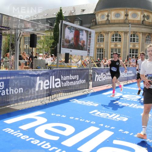29.06.2025 - hella hamburg halbmarathon Michael Strokosch http://msf.ph/oto/8478791 29.06.2025 10:40:35 Ziel 6649, 7284, 8966, 10978, 11767, 12365, 12540, 15015, 15164, 15247, 17214, 18192 meine-sportfotos.de