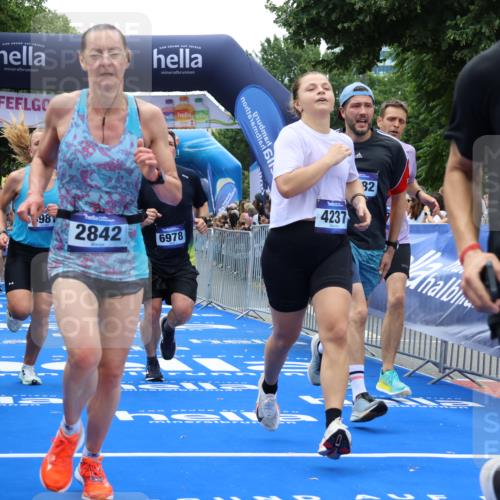 29.06.2025 - hella hamburg halbmarathon Strokosch-Dieckow http://msf.ph/oto/8478874 29.06.2025 10:46:27 Ziel 1600, 2222, 2842, 4237, 4497, 5459, 6421, 6978, 7335, 8142, 8482, 8981, 9232, 9386, 9529, 9786, 11185, 11773, 12171, 12651, 12891, 13525, 13698, 14045, 14228, 14482, 15157, 15206, 16127, 17281, 17461, 18211, 18637, 18882, 19209 meine-sportfotos.de
