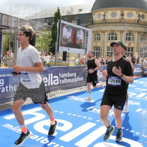 29.06.2025 - hella hamburg halbmarathon Michael Strokosch http://msf.ph/oto/8478890 29.06.2025 10:40:37 Ziel 1912, 7284, 8966, 10978, 11767, 12365, 12540, 15015, 15164, 15542, 17214, 17724, 18192 meine-sportfotos.de