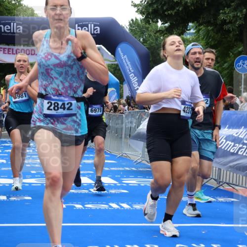 29.06.2025 - hella hamburg halbmarathon Strokosch-Dieckow http://msf.ph/oto/8478937 29.06.2025 10:46:27 Ziel 1600, 2222, 2842, 4237, 4497, 5459, 6421, 6978, 7335, 8142, 8482, 8981, 9232, 9386, 9529, 9786, 11185, 11773, 12171, 12651, 12891, 13525, 13698, 14045, 14228, 14482, 15157, 15206, 16127, 17281, 17461, 18211, 18637, 18882, 19209 meine-sportfotos.de