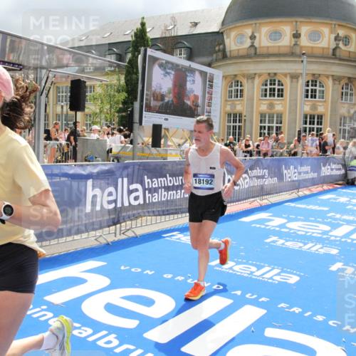 29.06.2025 - hella hamburg halbmarathon Michael Strokosch http://msf.ph/oto/8478961 29.06.2025 10:40:39 Ziel 1912, 2324, 4843, 7284, 11767, 12365, 12540, 12865, 14272, 14820, 15015, 15164, 15493, 15542, 16599, 17214, 17724, 18192, 18399 meine-sportfotos.de