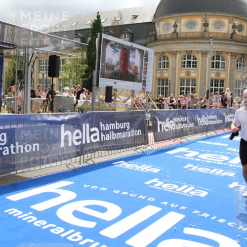 29.06.2025 - hella hamburg halbmarathon Michael Strokosch http://msf.ph/oto/8478981 29.06.2025 10:40:40 Ziel 1912, 2324, 2714, 4843, 11767, 12365, 12865, 14272, 14820, 15015, 15164, 15493, 15542, 16599, 17724, 18192, 18399 meine-sportfotos.de