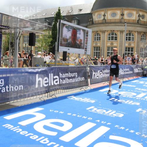 29.06.2025 - hella hamburg halbmarathon Michael Strokosch http://msf.ph/oto/8479009 29.06.2025 10:40:42 Ziel 1912, 2324, 2714, 4843, 7622, 9294, 10900, 12865, 14272, 14820, 15015, 15493, 15542, 16599, 17724, 18399 meine-sportfotos.de