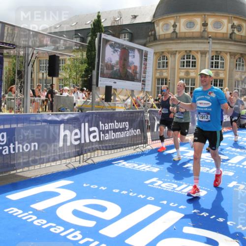 29.06.2025 - hella hamburg halbmarathon Michael Strokosch http://msf.ph/oto/8479066 29.06.2025 10:40:44 Ziel 1882, 1912, 2324, 2714, 2750, 4843, 4889, 5026, 5745, 7622, 8629, 9294, 10900, 12865, 14092, 14272, 14820, 15351, 15493, 15542, 16201, 16249, 16599, 17724, 18399 meine-sportfotos.de