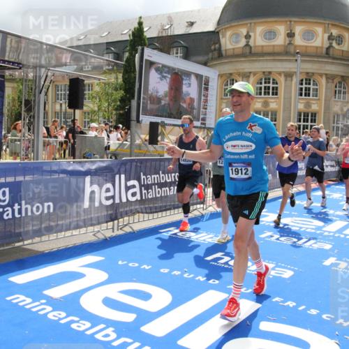 29.06.2025 - hella hamburg halbmarathon Michael Strokosch http://msf.ph/oto/8479087 29.06.2025 10:40:44 Ziel 1882, 1912, 2324, 2714, 2750, 4843, 4889, 5026, 5745, 7622, 8629, 9294, 10900, 12865, 14092, 14272, 14820, 15351, 15493, 15542, 16201, 16249, 16599, 17724, 18399 meine-sportfotos.de