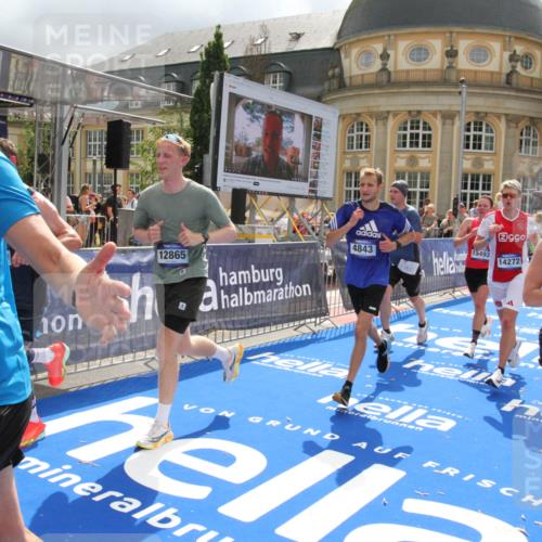 29.06.2025 - hella hamburg halbmarathon Michael Strokosch http://msf.ph/oto/8479131 29.06.2025 10:40:45 Ziel 1882, 1912, 2324, 2714, 2750, 4634, 4843, 4889, 5014, 5026, 5745, 7080, 7622, 8074, 8629, 9294, 10900, 12865, 14092, 14272, 14820, 15351, 15493, 15542, 16201, 16249, 16599, 17486, 17724, 18399 meine-sportfotos.de
