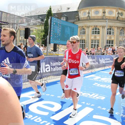 29.06.2025 - hella hamburg halbmarathon Michael Strokosch http://msf.ph/oto/8479170 29.06.2025 10:40:46 Ziel 1882, 1912, 2324, 2714, 2750, 4634, 4843, 4889, 5014, 5026, 5745, 7080, 7622, 8074, 8629, 9294, 10900, 11959, 12865, 14092, 14272, 14820, 15351, 15493, 16201, 16249, 16599, 17486, 18399 meine-sportfotos.de