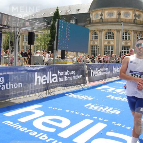 29.06.2025 - hella hamburg halbmarathon Michael Strokosch http://msf.ph/oto/8479225 29.06.2025 10:40:47 Ziel 1882, 2324, 2714, 2750, 4634, 4843, 4889, 5014, 5026, 5745, 7080, 7622, 8074, 8629, 9294, 10900, 11959, 12865, 14092, 14272, 14820, 15351, 15493, 16201, 16249, 16599, 17486, 18399 meine-sportfotos.de