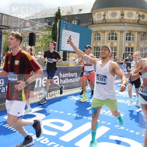 29.06.2025 - hella hamburg halbmarathon Michael Strokosch http://msf.ph/oto/8479339 29.06.2025 10:40:50 Ziel 1631, 1882, 2750, 4634, 4889, 5014, 5026, 5745, 6429, 7080, 7109, 7378, 7622, 8074, 8629, 9294, 9979, 10369, 10900, 11959, 14092, 15351, 16201, 16249, 17486 meine-sportfotos.de