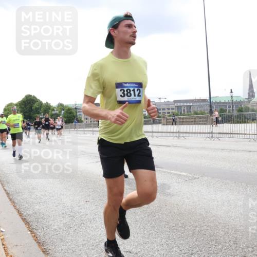 29.06.2025 - hella hamburg halbmarathon Lena Gebhardt http://msf.ph/oto/8479430 29.06.2025 10:33:31 Lombardsbrücke 3812, 1189, 1275, 1324, 1764, 1896, 1995, 2038, 2054, 2085, 2342, 2776, 2838, 3170, 3341, 3560, 3812, 3871, 4030, 4164, 4361, 4433, 4445, 4449, 4650, 4696, 4942, 5075, 5096, 5141, 5180, 5557, 5566, 5569, 5581, 5821, 5822, 5887, 5917, 6109, 6515, 6773, 6854, 6999, 7653, 7705, 8021, 8157, 8282, 8595, 8891, 9234, 9258, 9289, 9438, 9591, 9592, 9750, 9780, 9799, 10561, 11229, 11713, 11811, 11826, 12039, 14743, 15951 meine-sportfotos.de