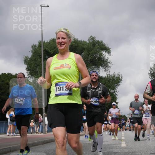 29.06.2025 - hella hamburg halbmarathon Luisa Fischer http://msf.ph/oto/8479442 29.06.2025 10:49:11 Kennedybrücke 1629, 19120, 6509, 14582, 14379, 6911, 8762, 1060, 1085, 1465, 1854, 2217, 2657, 2664, 2965, 3357, 3377, 4099, 4102, 4119, 5914, 6393, 6788, 6980, 7983 meine-sportfotos.de