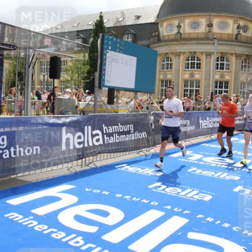 29.06.2025 - hella hamburg halbmarathon Michael Strokosch http://msf.ph/oto/8479463 29.06.2025 10:40:54 Ziel 1631, 1677, 4634, 5014, 6429, 7080, 7109, 7378, 8074, 9547, 9979, 10369, 10934, 11959, 14661, 17486, 18173 meine-sportfotos.de