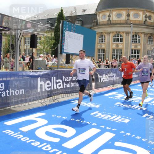 29.06.2025 - hella hamburg halbmarathon Michael Strokosch http://msf.ph/oto/8479482 29.06.2025 10:40:54 Ziel 1631, 1677, 4634, 5014, 6429, 7080, 7109, 7378, 8074, 9547, 9979, 10369, 10934, 11959, 14661, 17486, 18173 meine-sportfotos.de