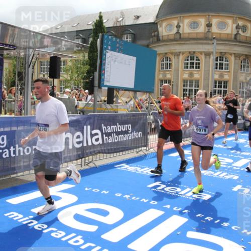 29.06.2025 - hella hamburg halbmarathon Michael Strokosch http://msf.ph/oto/8479515 29.06.2025 10:40:55 Ziel 1631, 1677, 6429, 7109, 7378, 9547, 9979, 10369, 10934, 11959, 12088, 12385, 13029, 14661, 18173 meine-sportfotos.de